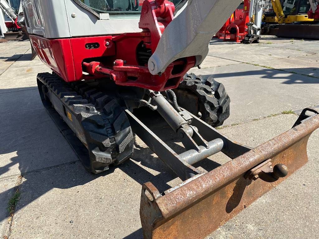 Takeuchi TB 216 met sorteerknijper functie's