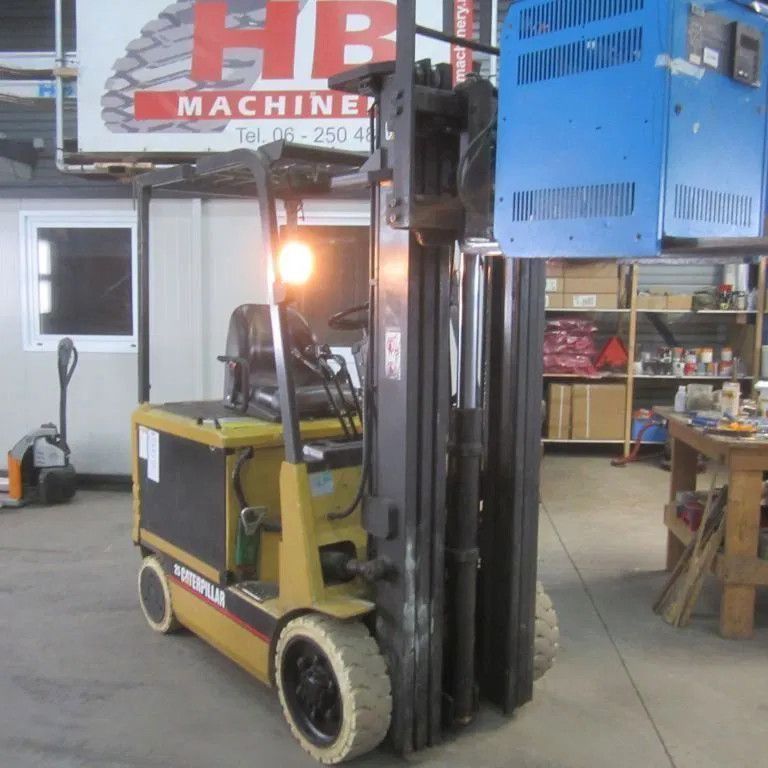 Caterpillar 2500 kg., heft. elekt., triplo, side shift, containermast.