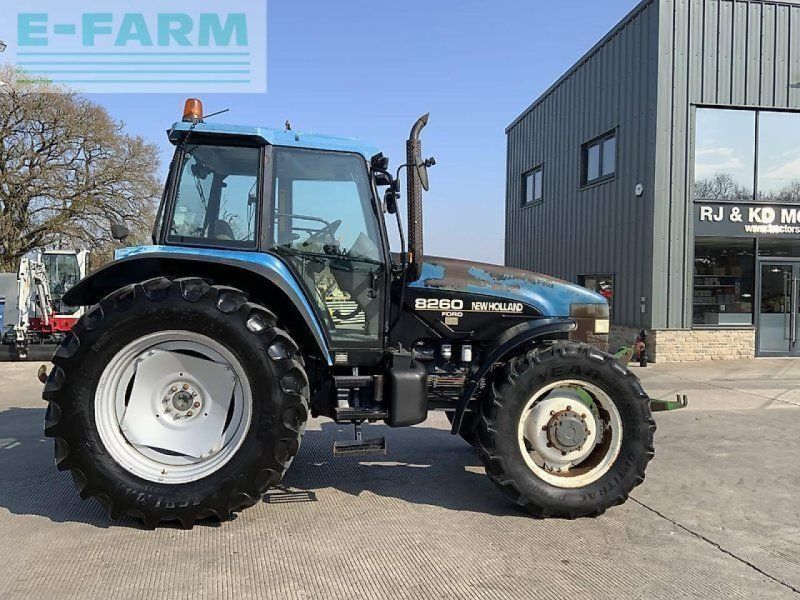 New Holland 8260  (st22958)