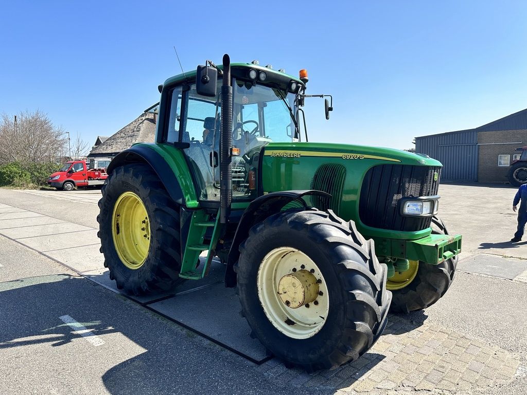 John Deere 6920