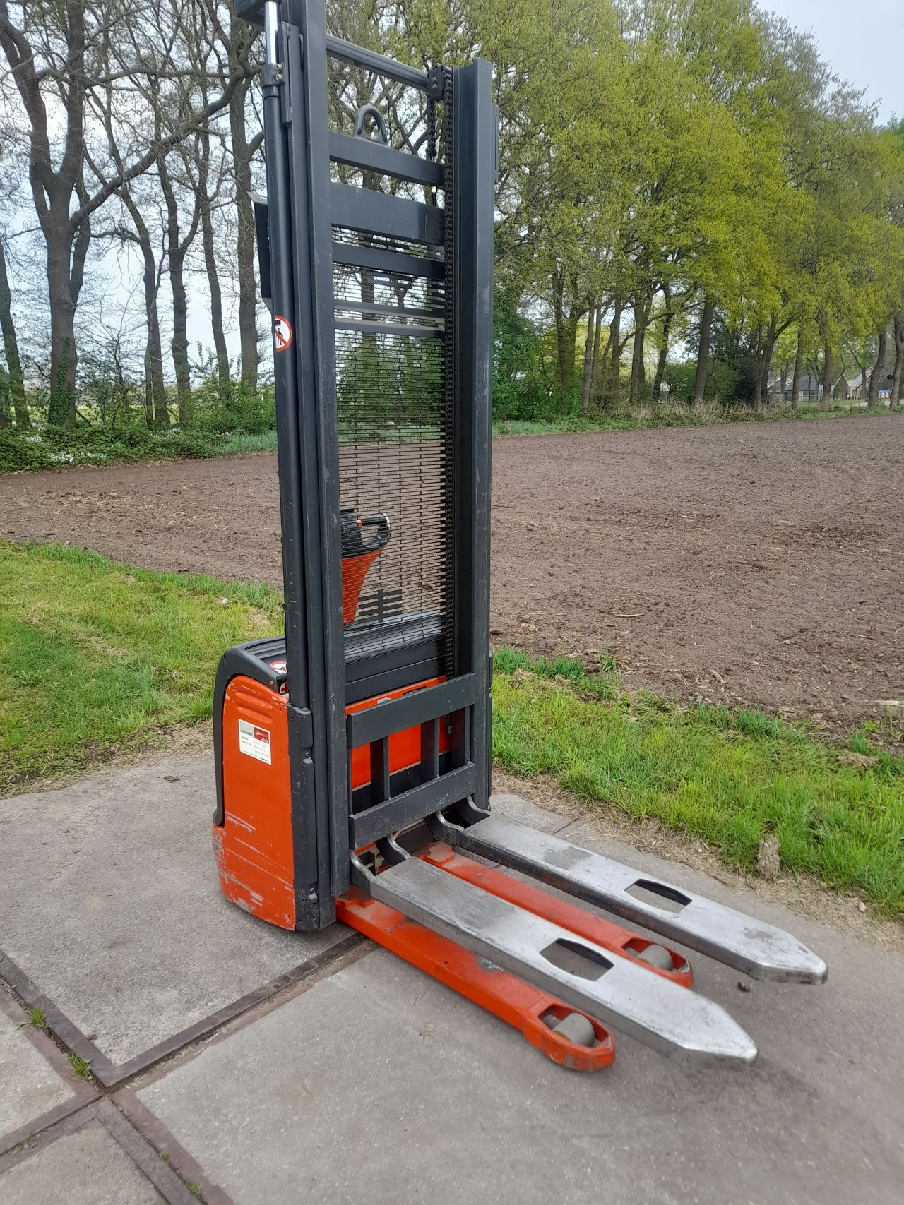 Linde stapelaar L12