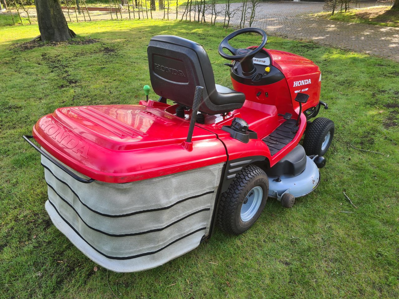 Honda HF 2622 zitmaaier met opvangbak.