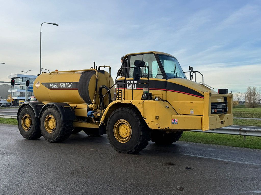 Caterpillar 725 Fuel truck