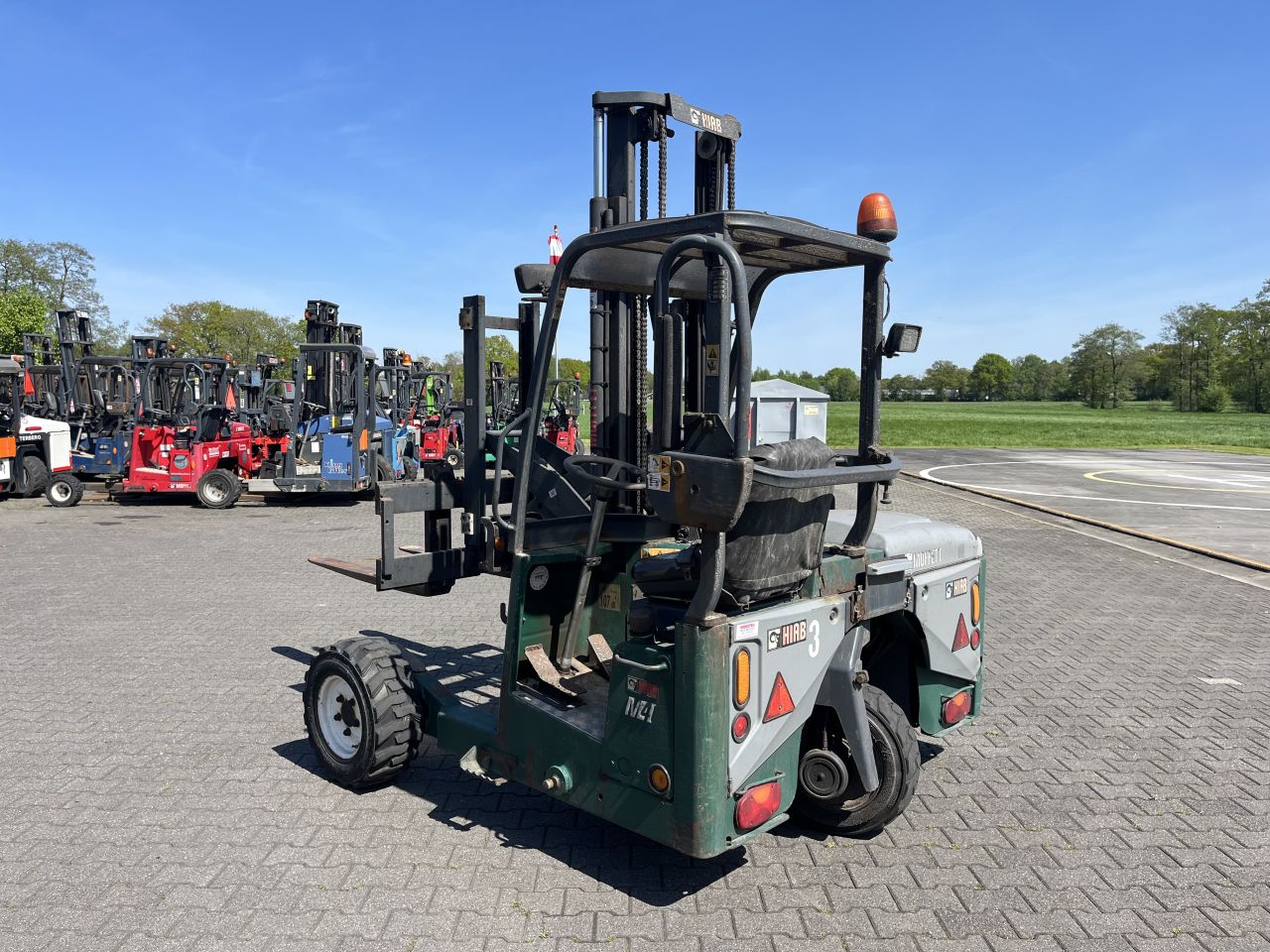 Moffett M4 meeneemheftruck kooiaap