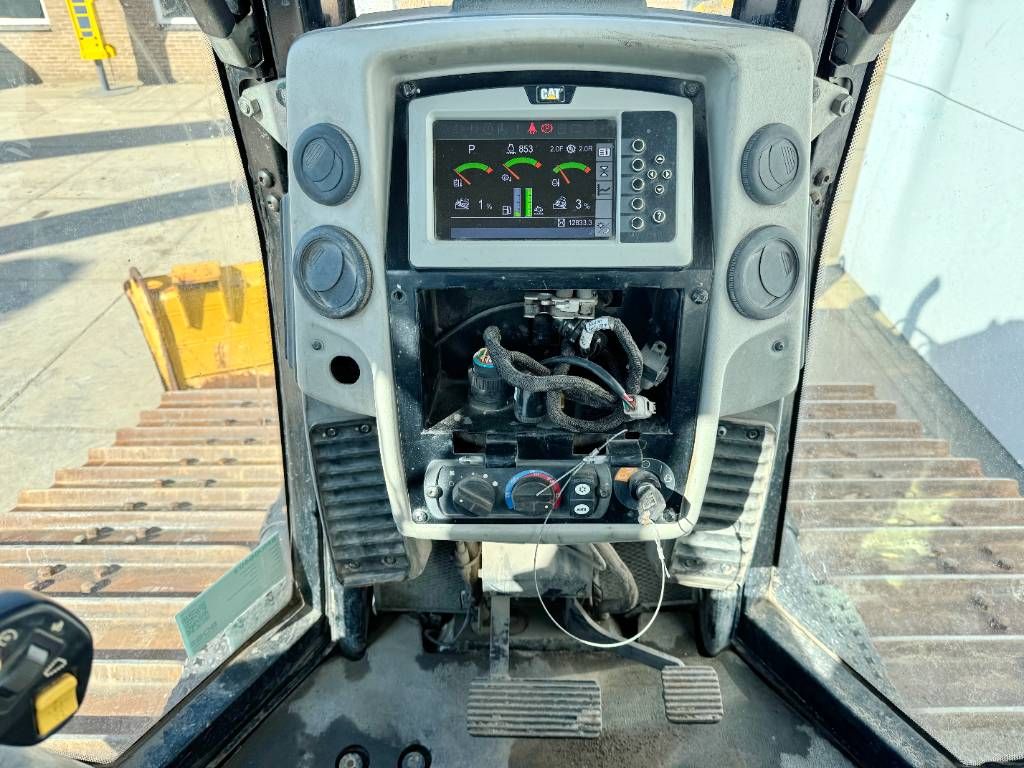 CAT D6N LGP - Backup Camera / GPS Prepaired