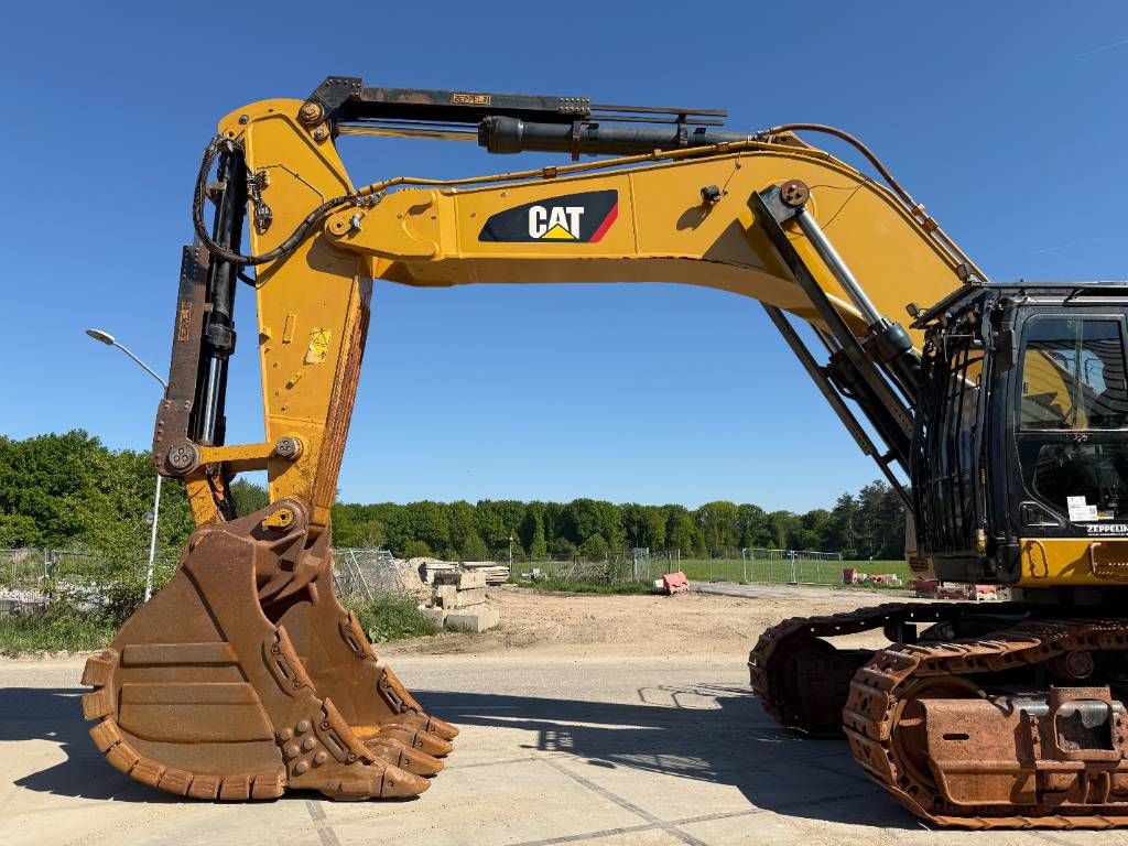 CAT 374FL ME - German Machine / Rear + Side Camera