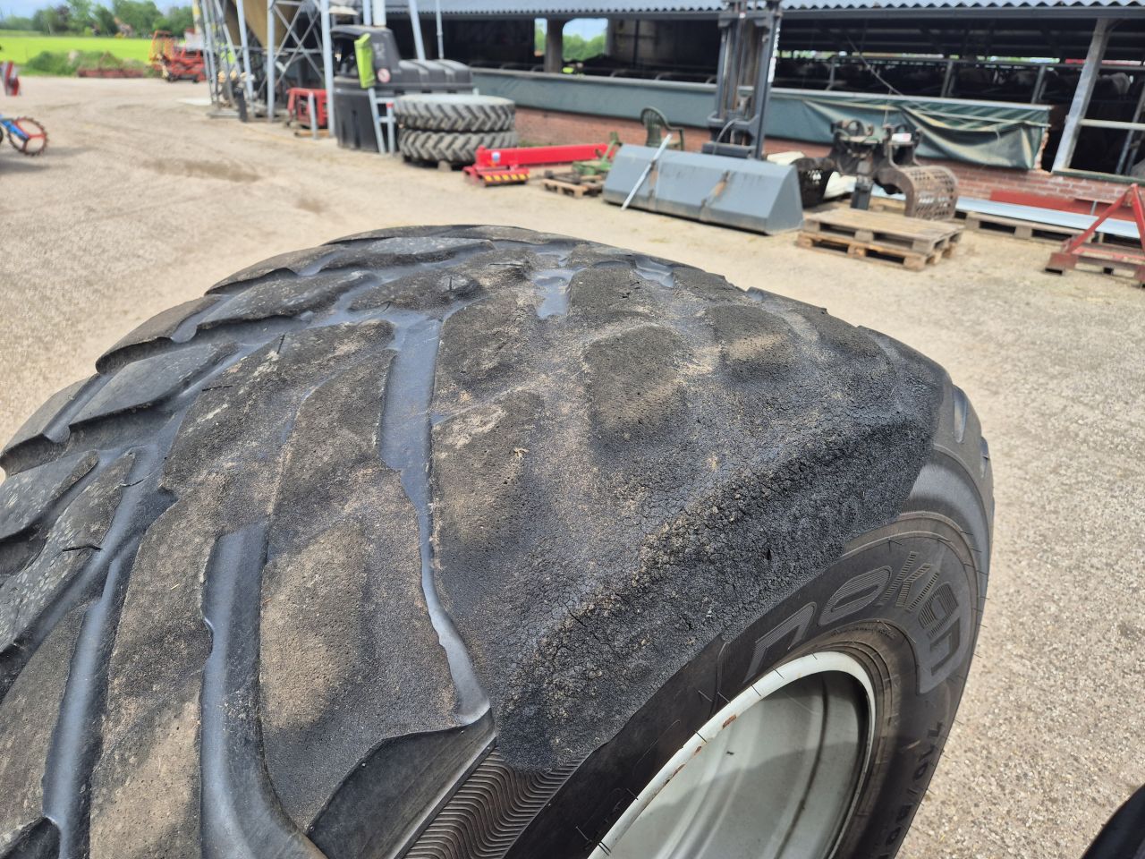 Nokia 710/50R26.5 complete set wielen banden