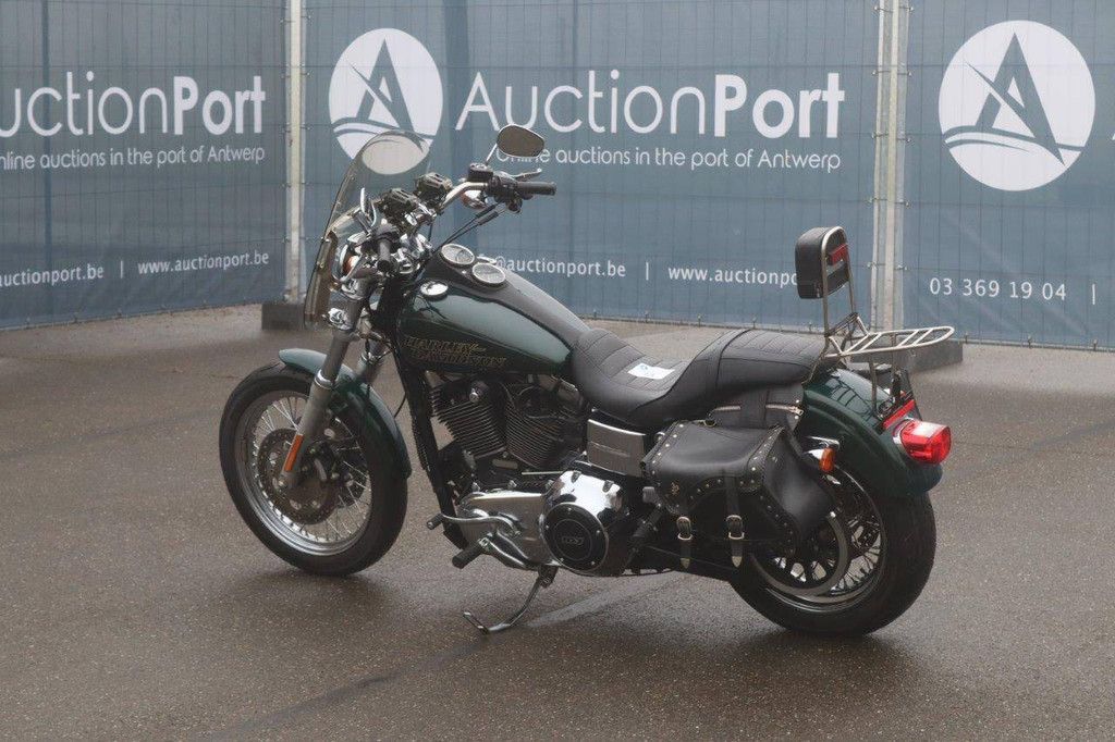 Motorrad Harley-Davidson Dyna Street Bob Benzin 2016