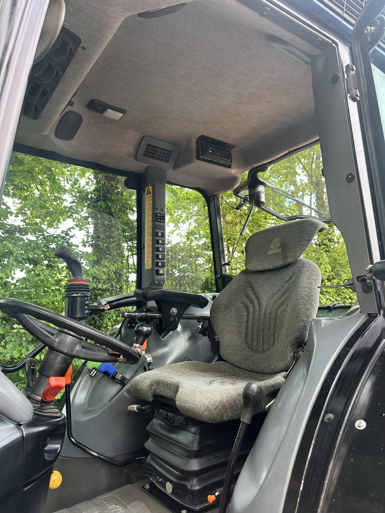 New Holland TN 85 FA met Frontlader