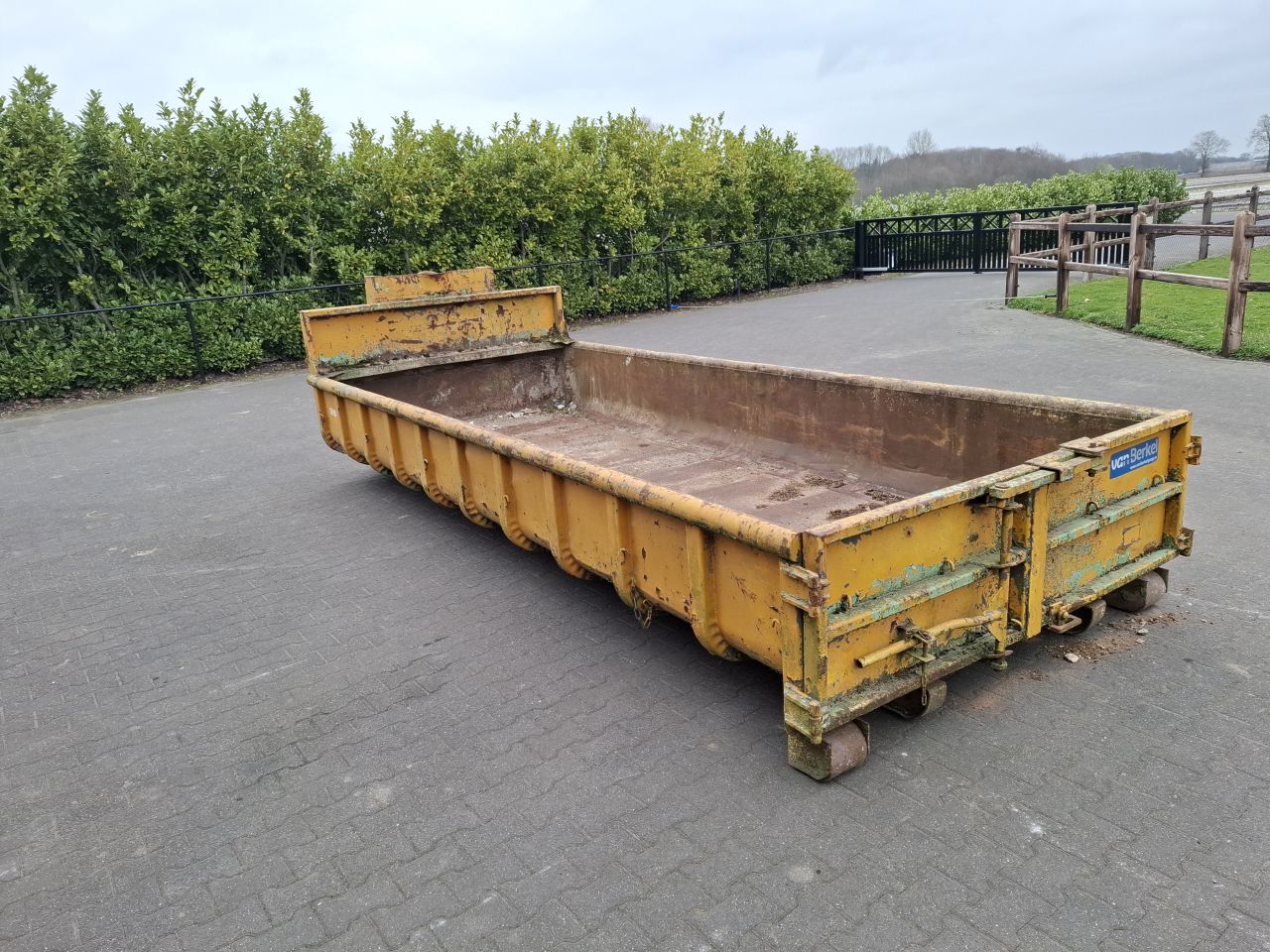 Haakarm containers