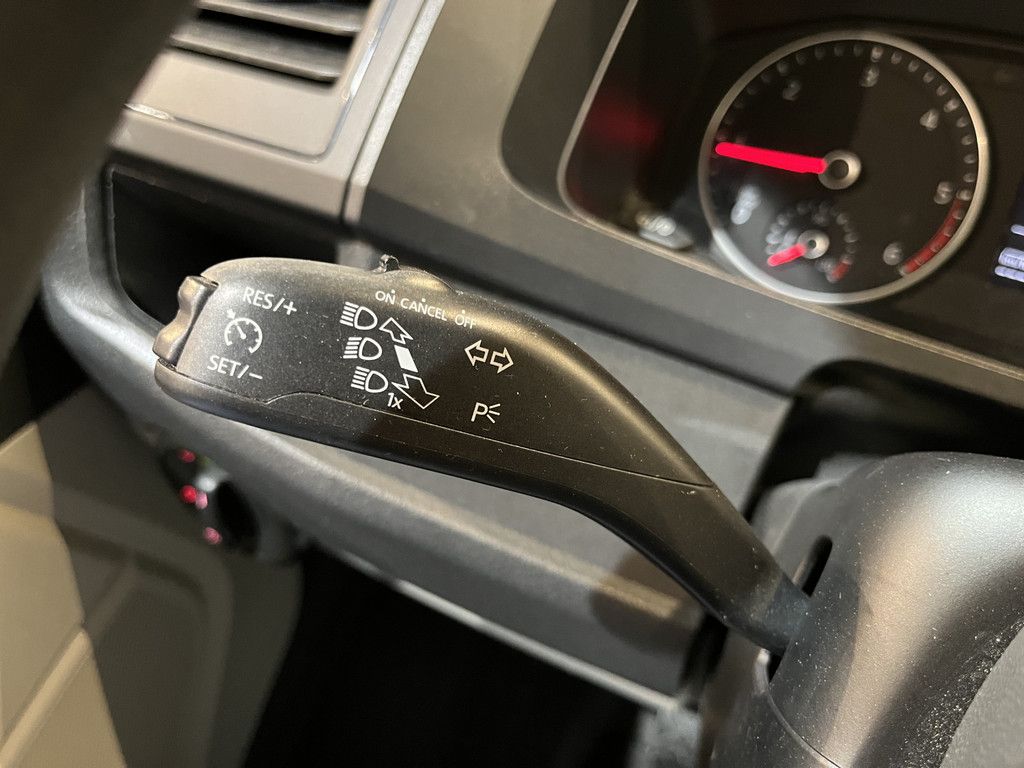 Volkswagen Transporter 2.0 TDI L2H1 / Van Den Born Glasresteel / Euro 6 / Airco / Glastransporter / Cruise Control / Trekhaak / Imperiaal / CarPlay / Navigatie / PDC / 83.500 KM !!