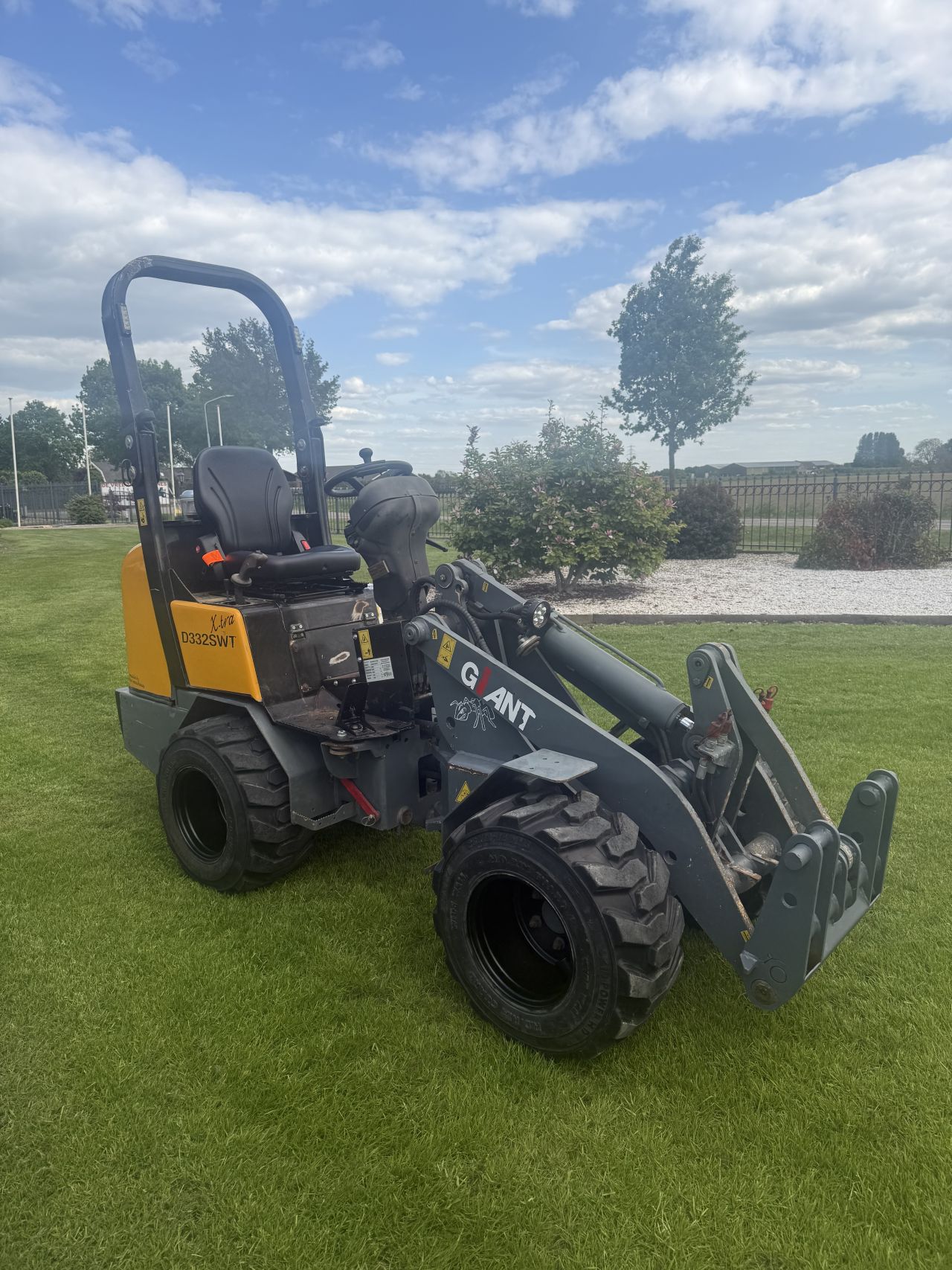 Giant mini shovel 332swt