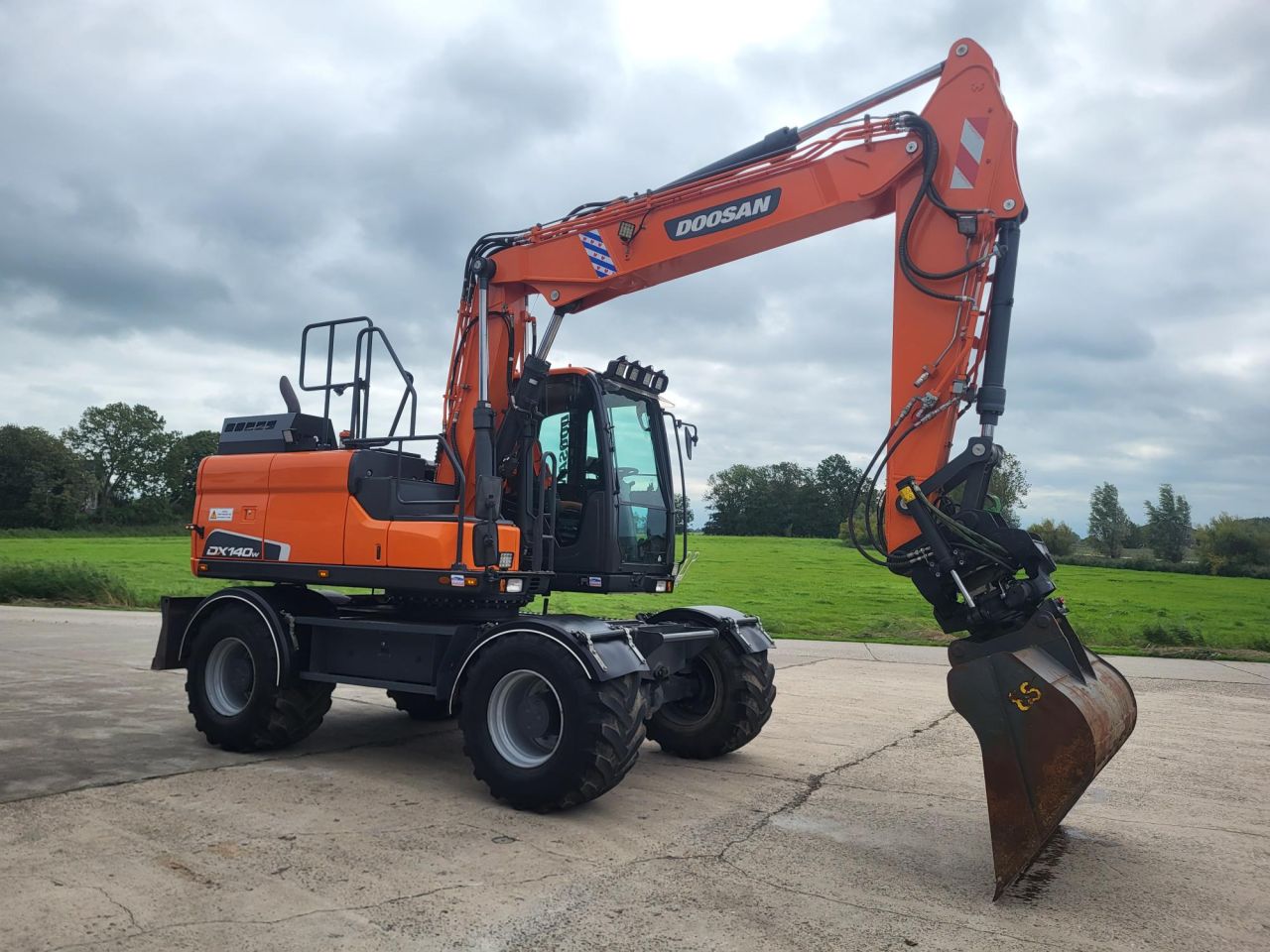 Doosan DX140W-5