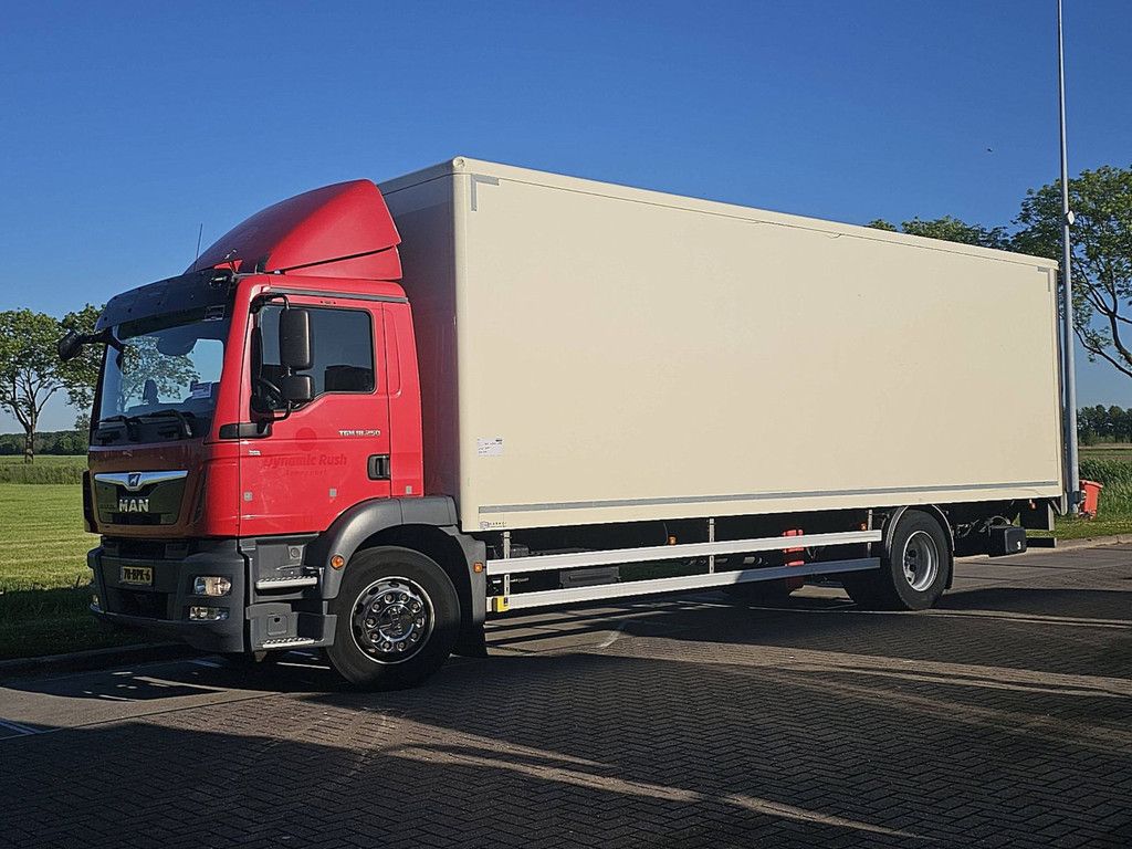 M.A.N. 18.250 TGM box l 8.48 lift 2.5t
