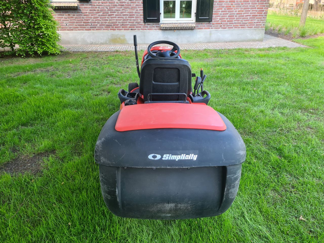Simplicity Baron zitmaaier met opvangbak hydrostaat 2 cilinder.