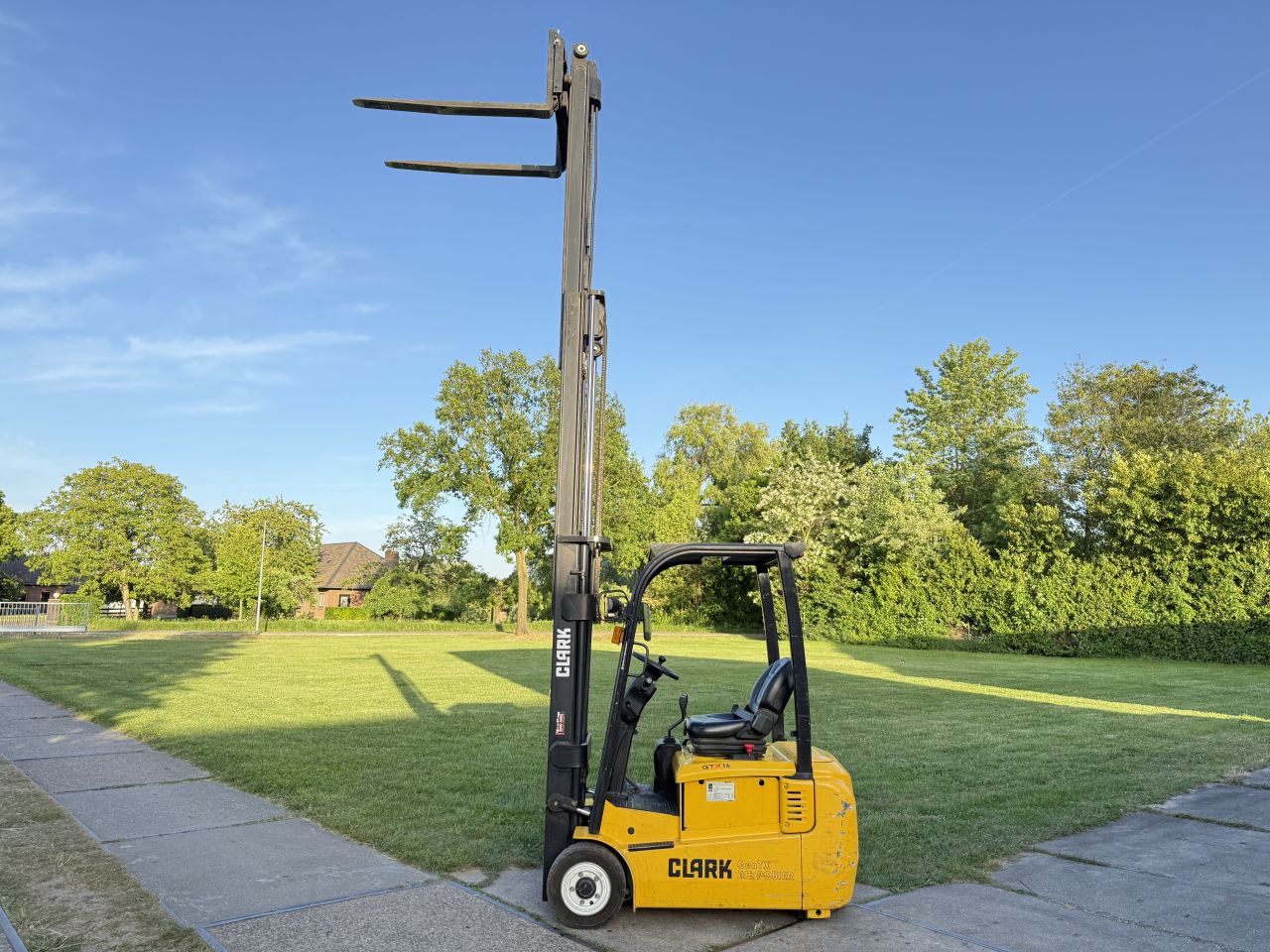 Clark 1600KG BJ2012 triplo 4.7M Freelift Sideshift 3900 uur