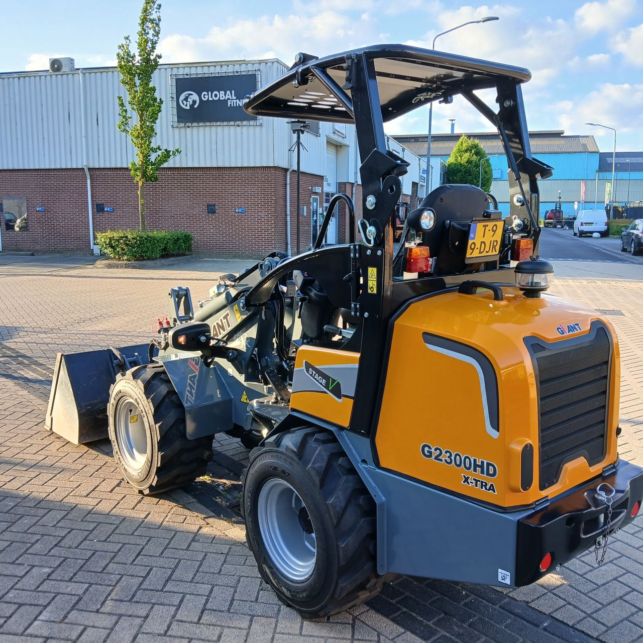 Nieuwe Overjarige Giant G2300 HD Xtra Minishovel.