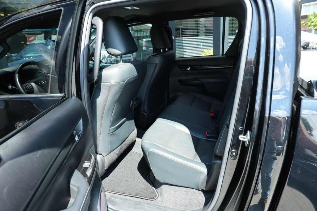Toyota Hilux 2.4 D-4D DUBBEL CABIN EXECUTIVE BE TREKKER A/T 5 SITZ 4WD VAN