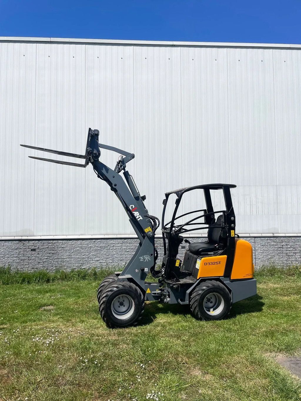 Giant 332ST shovel Loader met kenteken en 33 pk!