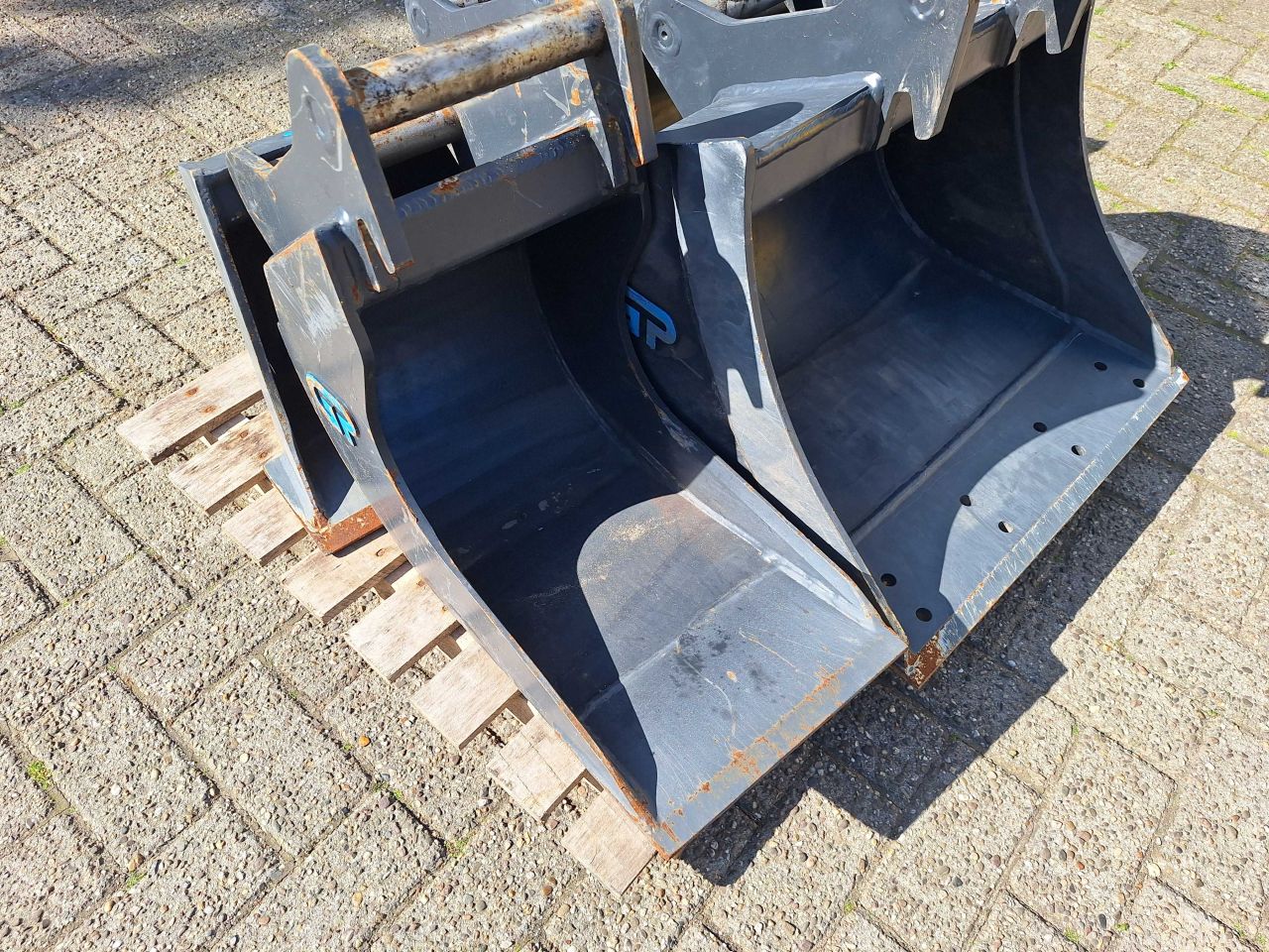 GP Equipment bakkenset S40 en Steelwrist GB4 - S40 bak