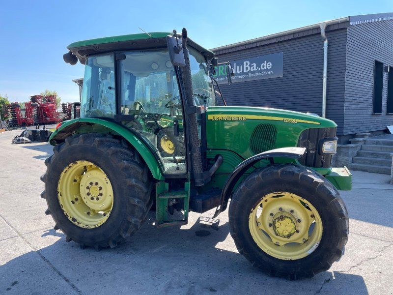 John Deere 5820