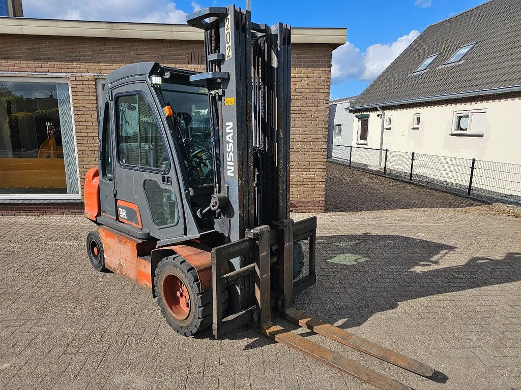 Nissan Marge 3.2 tons heftruck Vorkensteller sideschift lpg