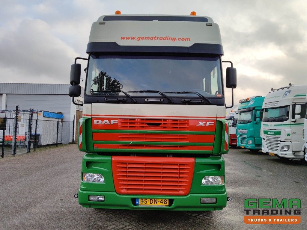 DAF FAK XF95.430 8x2 Super SuperSpaceCab Euro3 - CurtainSider 7,31m + Rampe 16T - Maschinentransporter - 6 Personen (V558)