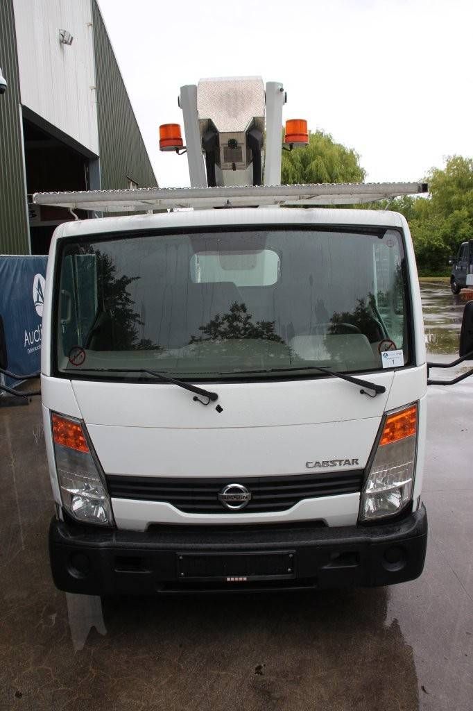 Car lift Nissan Cabstar Diesel 25.8m 2013