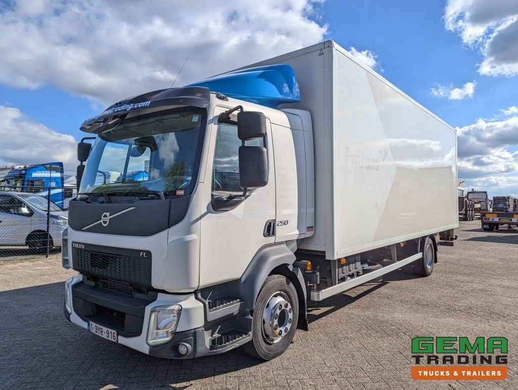 Volvo FL250 4x2 Daycab Euro6 GeslotenBak 7.25M + Laadklep 2000KG - HH Vloer