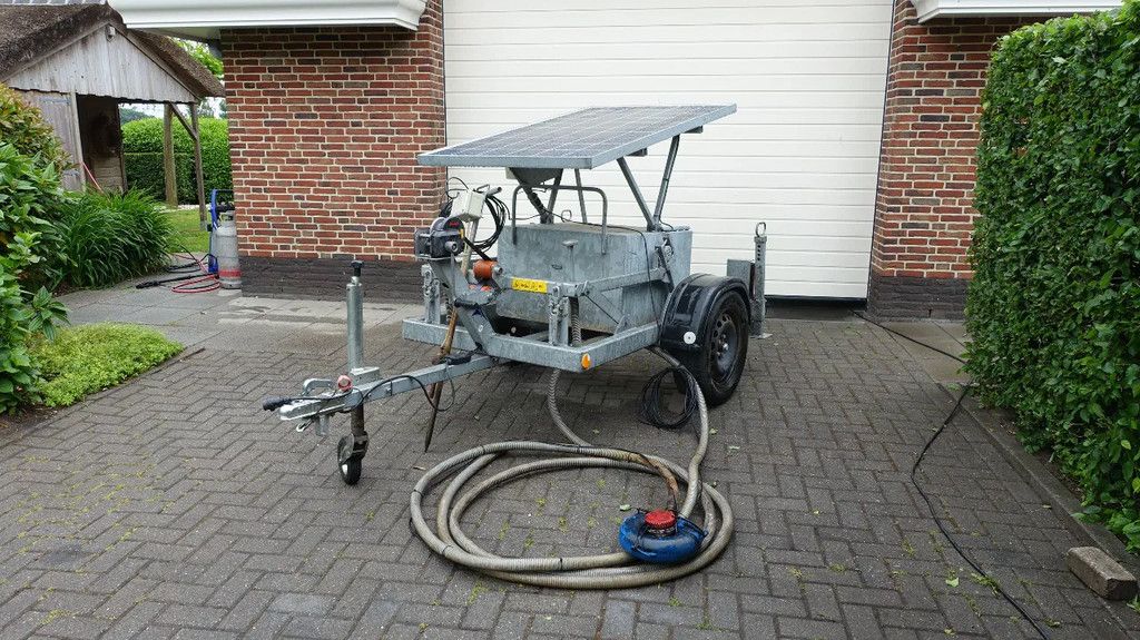Plasdraspomp op aanhangwagen afzetbaar