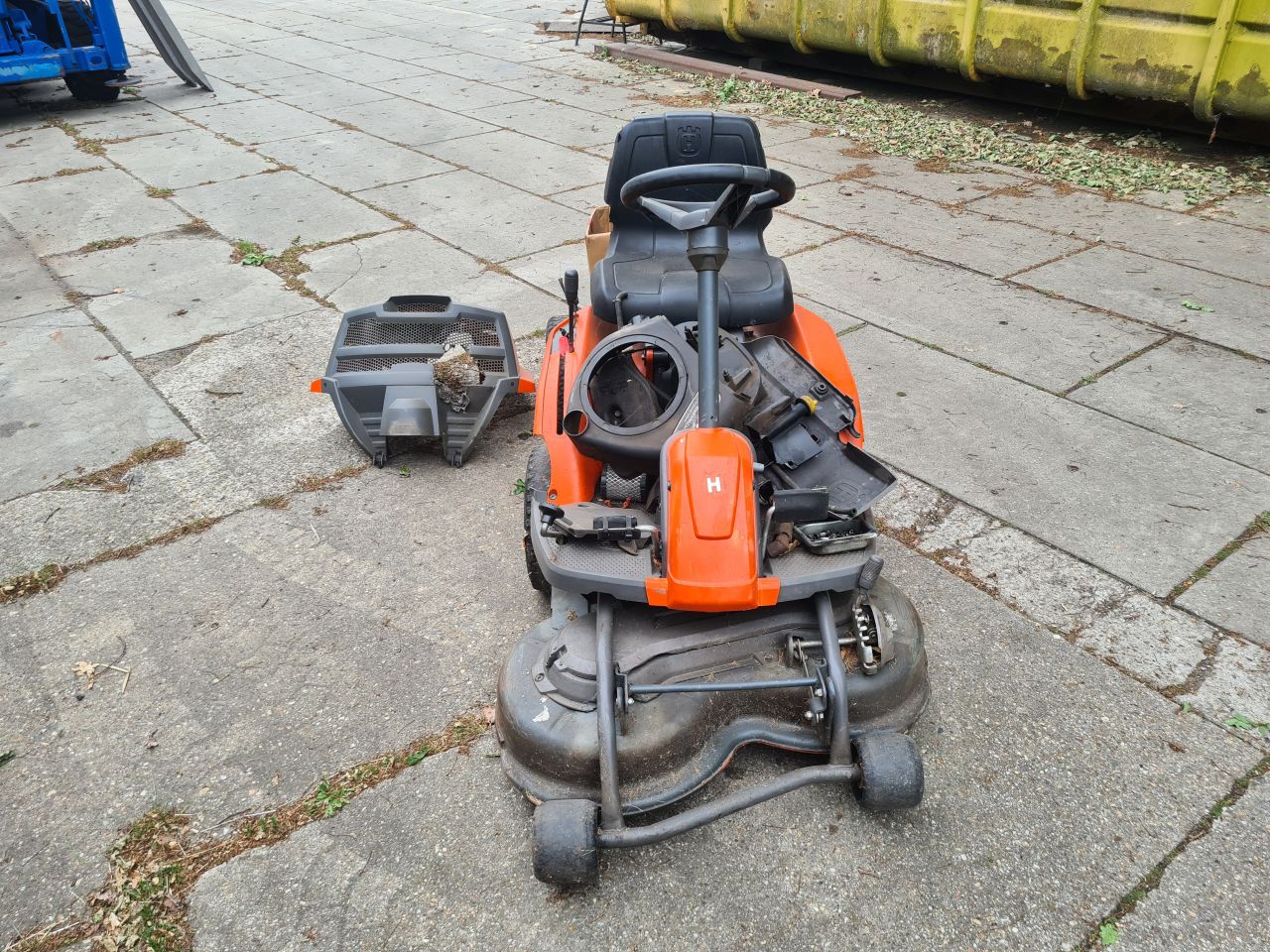 Husqvarna R 111 B frontmaaier opknapper defecte motor.