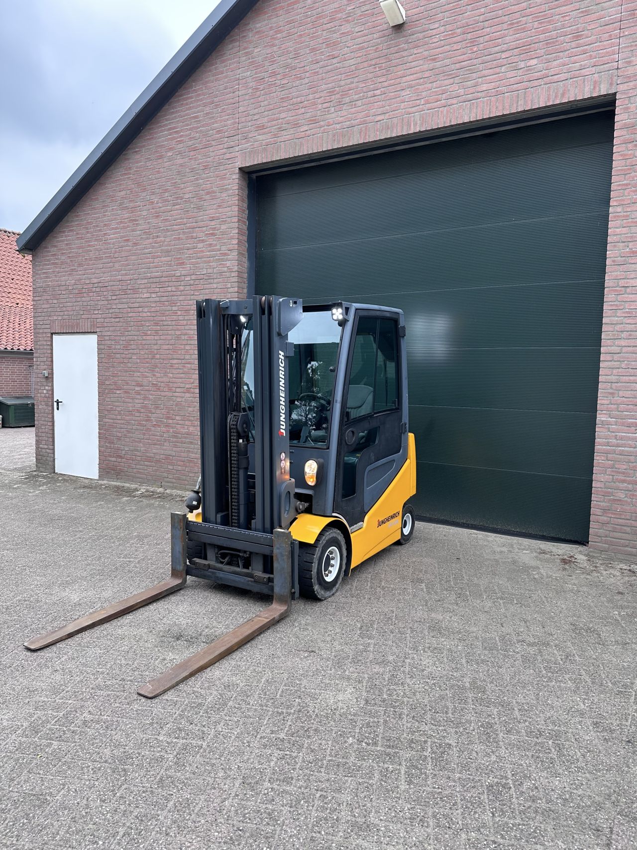 Jungheinrich EFG425K 2500kg 2200 uur triplo elektrische heftruck