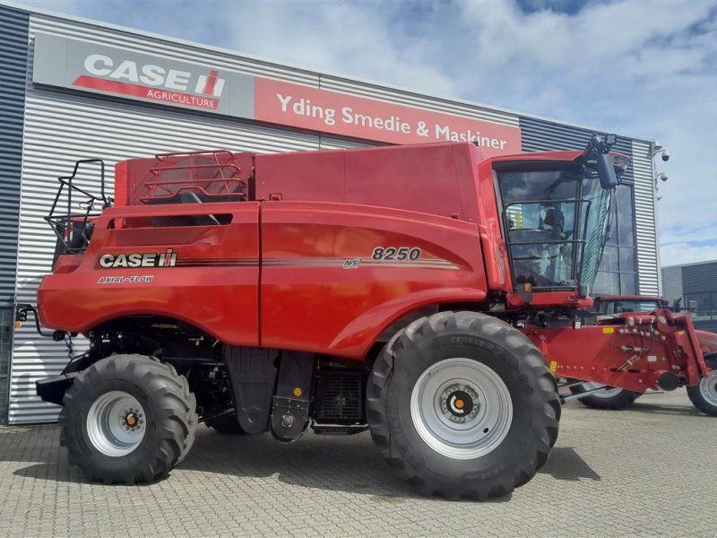 Case IH 8250 Kampagnepris Axial-Flow 8250 med 35 fod varioskærebord