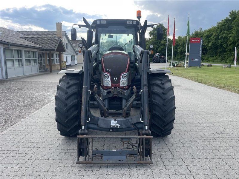 Valtra N123 H5 Frontlift og frontlæsser
