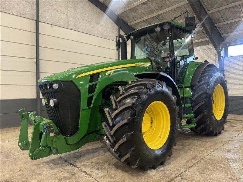 John Deere 8530 Autopower Monteret med luft, frontlift og står på nye dæk.