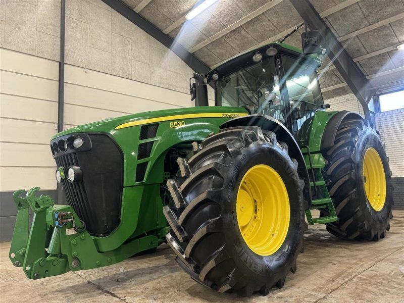 John Deere 8530 Autopower Monteret med luft, frontlift og står på nye dæk.