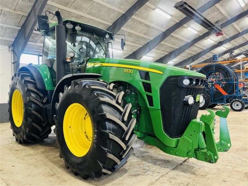 John Deere 8530 Autopower Monteret med luft, frontlift og står på nye dæk.