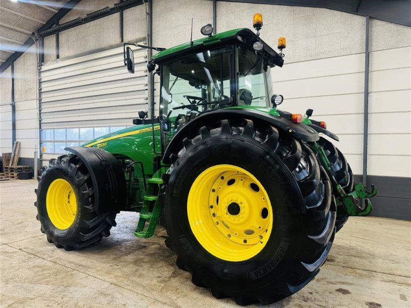 John Deere 8530 Autopower Monteret med luft, frontlift og står på nye dæk.