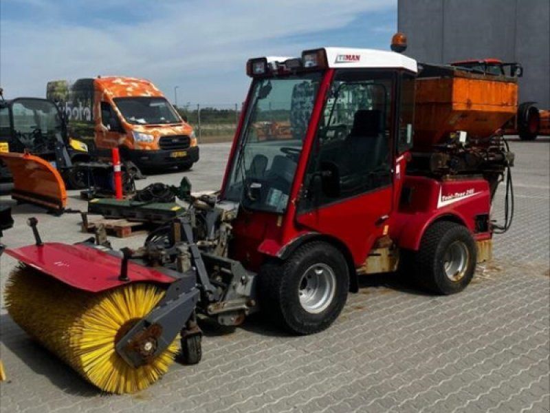 Timan Tool-Trac 245 Monteret med kost & saltspreder + Nyt snebla