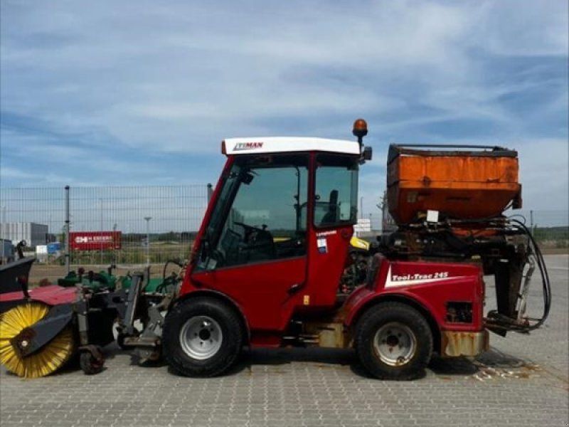 Timan Tool-Trac 245 Monteret med kost & saltspreder + Nyt snebla