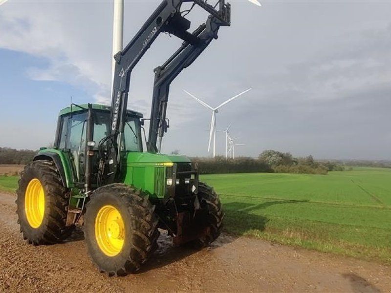 John Deere 6910 PowerQuad med ÅLØ 980 frontlæsser og trykluftbremser