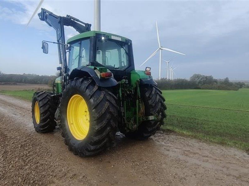 John Deere 6910 PowerQuad med ÅLØ 980 frontlæsser og trykluftbremser