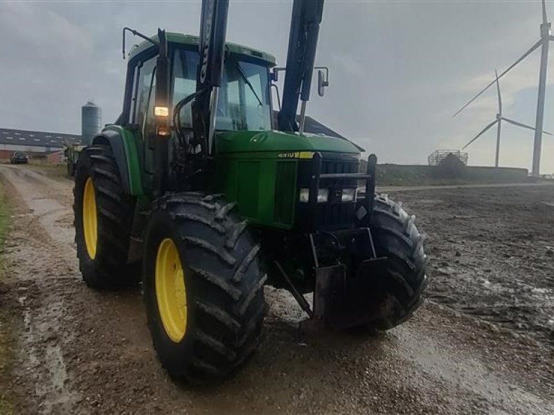 John Deere 6910 PowerQuad med ÅLØ 980 frontlæsser og trykluftbremser