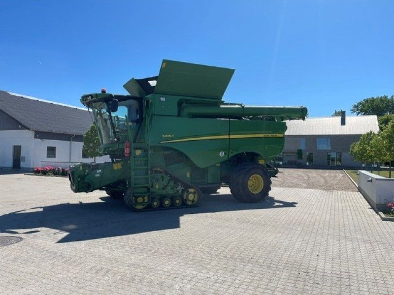 John Deere S690