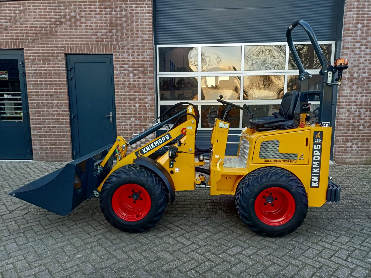Knikmops 130 shovel /vd grift officiel verkooppunt midden ned.