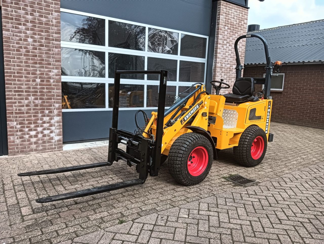 Knikmops 130 shovel /vd grift officiel verkooppunt midden ned.
