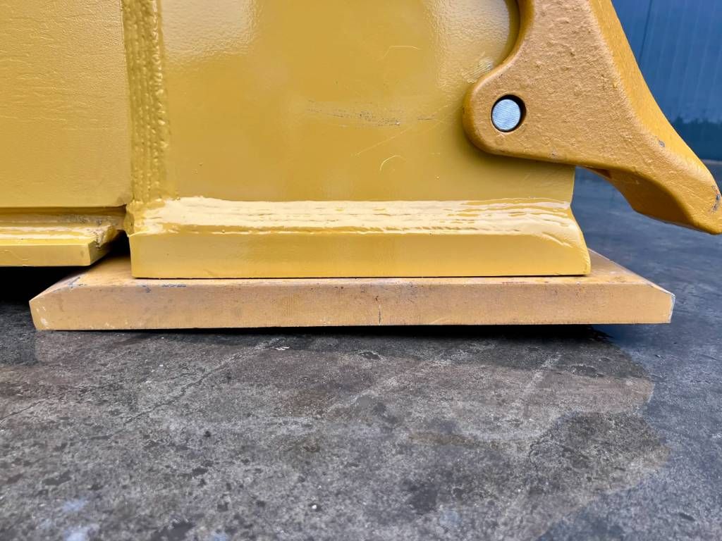 CAT 980 incl. cutting edge + side protectors