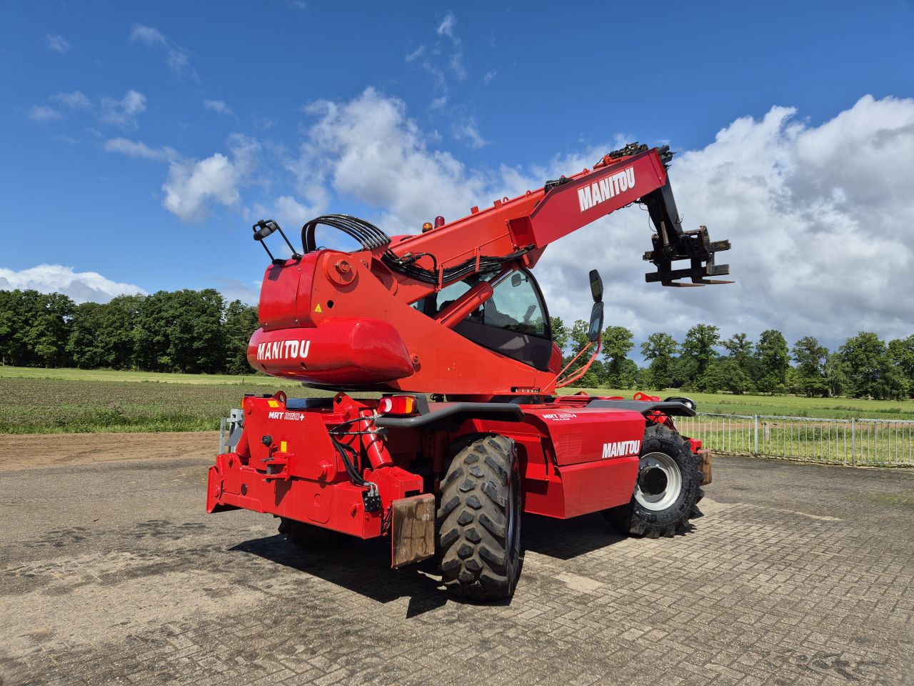 Manitou MRT 2150 + Privilege remote control en Manitou MT 9.32