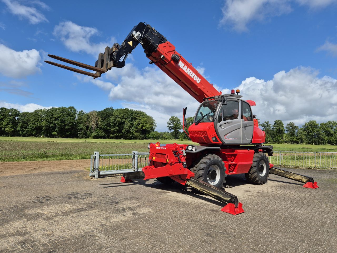 Manitou MRT 2150 + Privilege remote control en Manitou MT 9.32