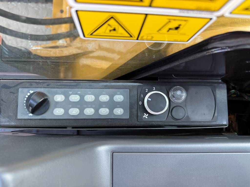CAT 323D3 *2025 Model* - Hammer Lines
